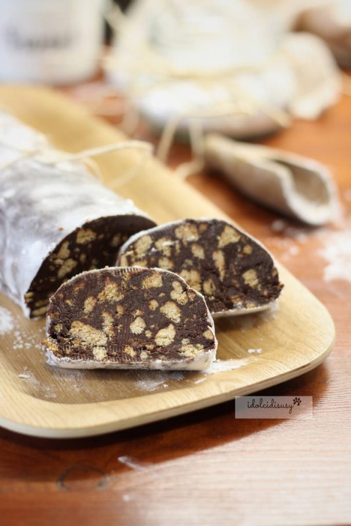 salame de chocolate feito em casa com biscoitos secos