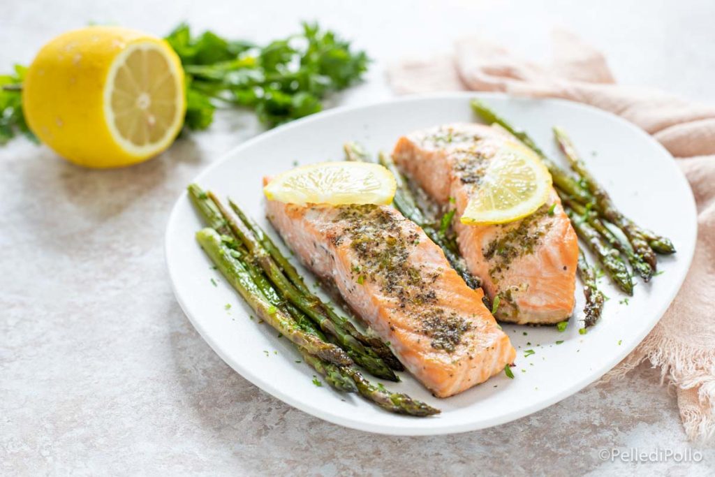 salmão assado com aspargos