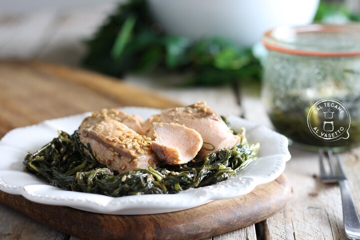 Salmão e agretti em cozimento no pote