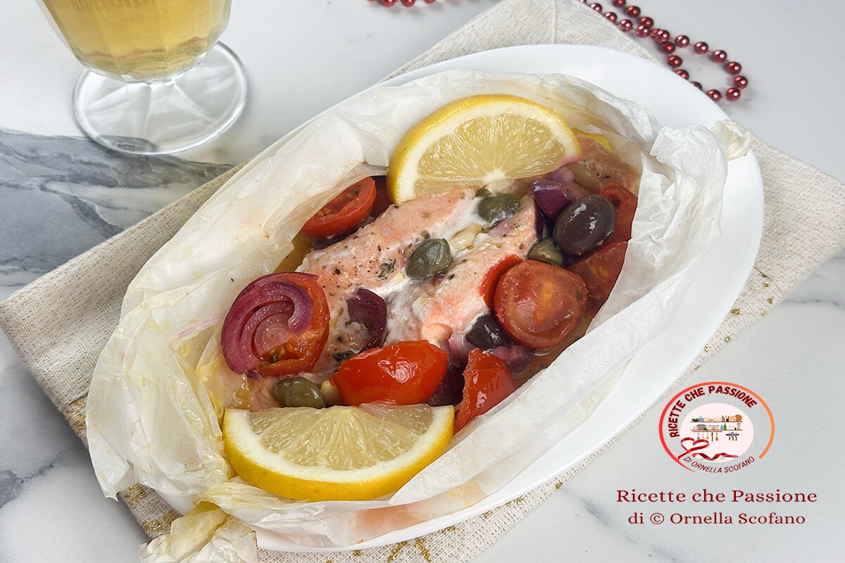 Salmão no papelote à mediterrânea para o Natal