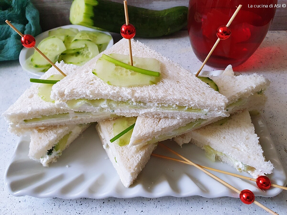 Sanduíches com pepino e creme de queijo robiola