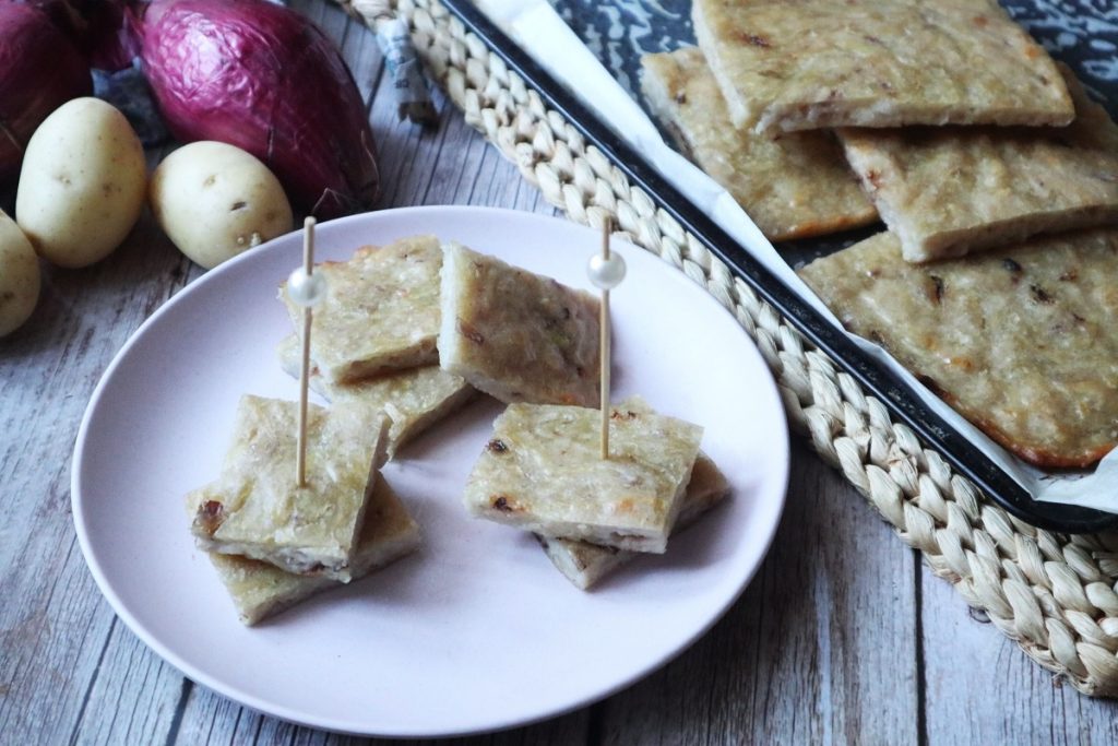 scarpaccia com batatas, cebola roxa de Tropea e anchovas