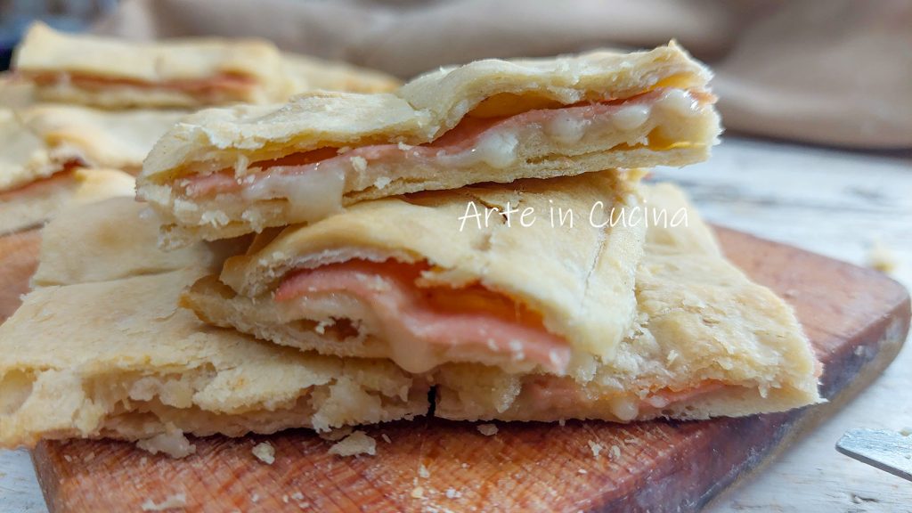 SCROCCHIARELLA com MORTADELA e STRACCHINO