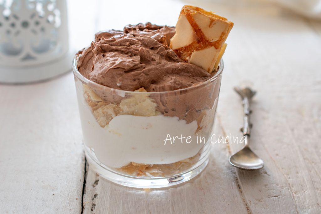 Semifrio com folhadinhos chocolate e creme de leite