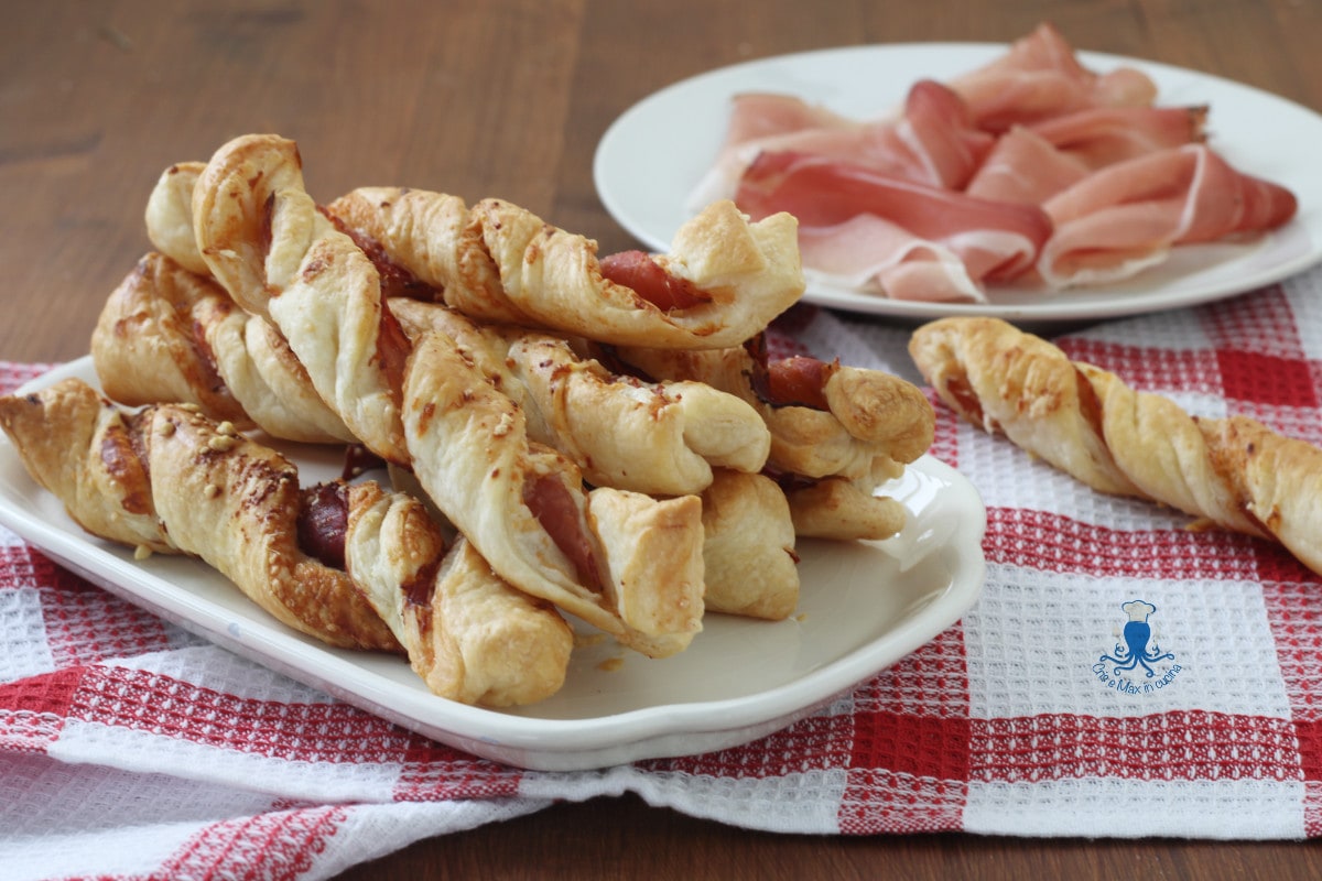 Grissini de massa folhada com speck, receita fácil e deliciosa