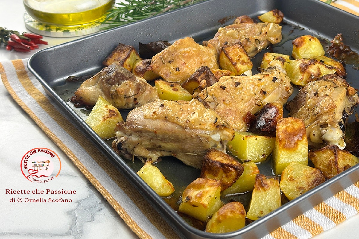 Sobrecoxas de frango assado com batatas