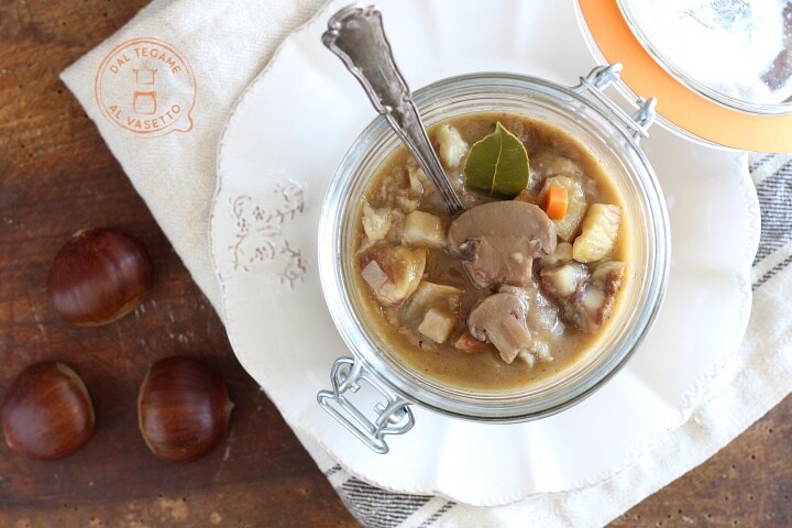 Sopa de castanhas e cogumelos em cozimento no pote