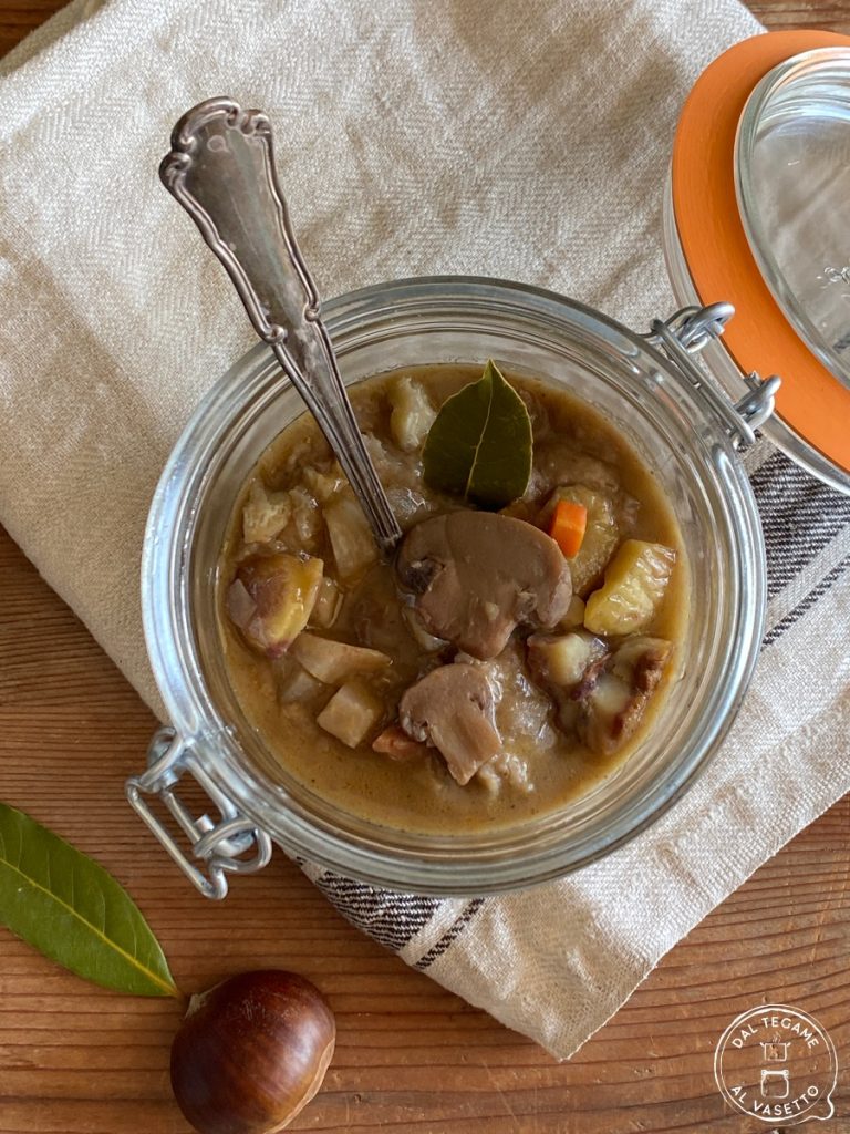sopa de cogumelos com castanhas em cozimento no pote no micro-ondas