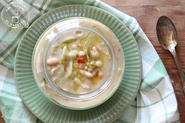 Sopa de feijão e escarola em cozimento no pote