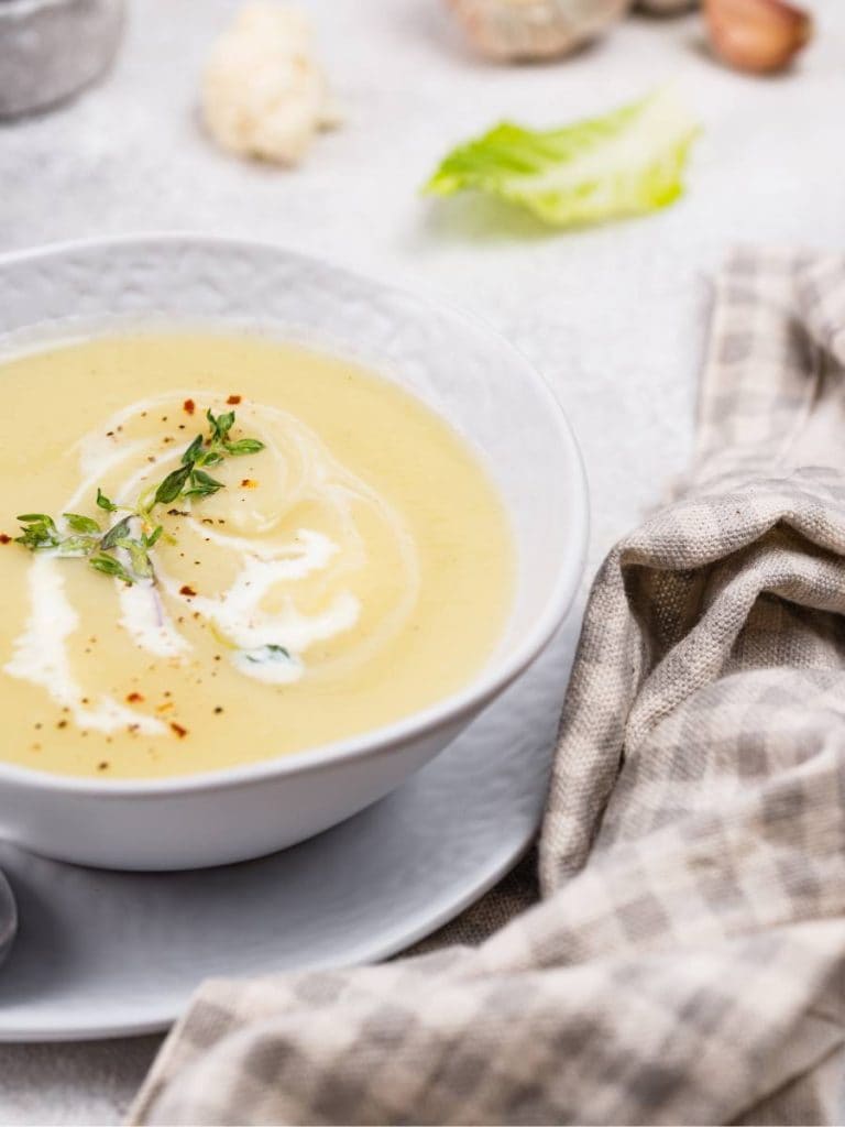 sopa de gruyere, couve-flor & batata v