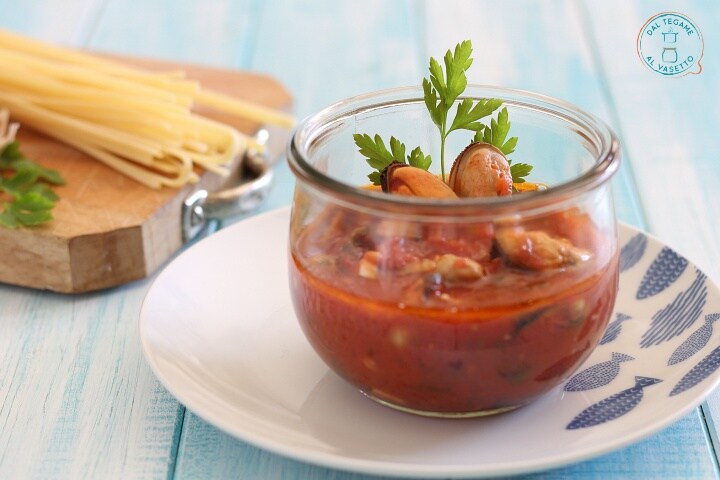 Sopa de mexilhões e amêijoas no pote