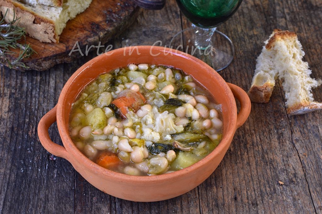 Sopa de feijão e batatas com verduras