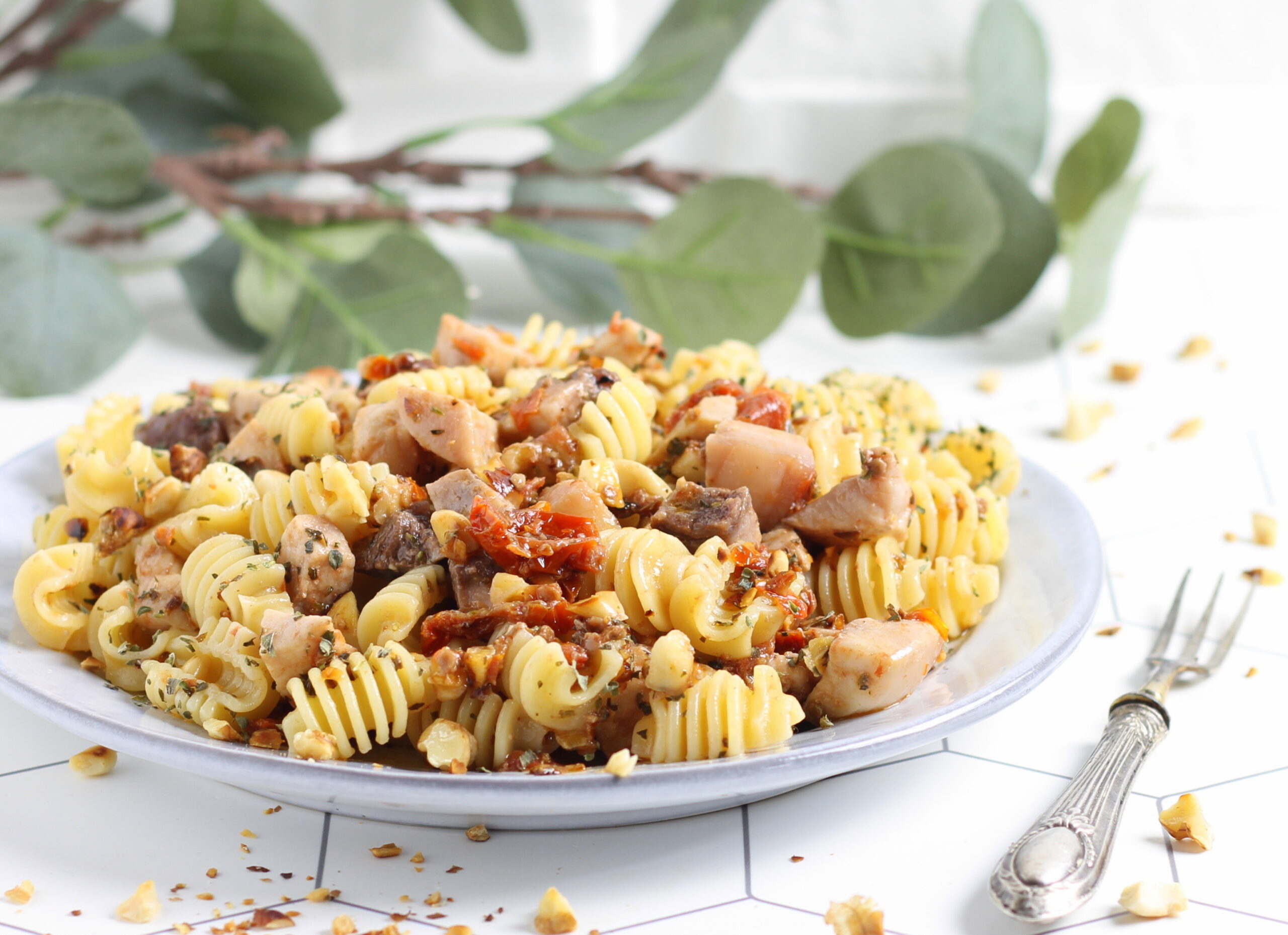 Fusilli com peixe-espada e frutas secas