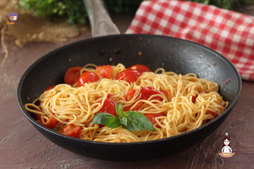 Spaghetti com tomatinhos frescos