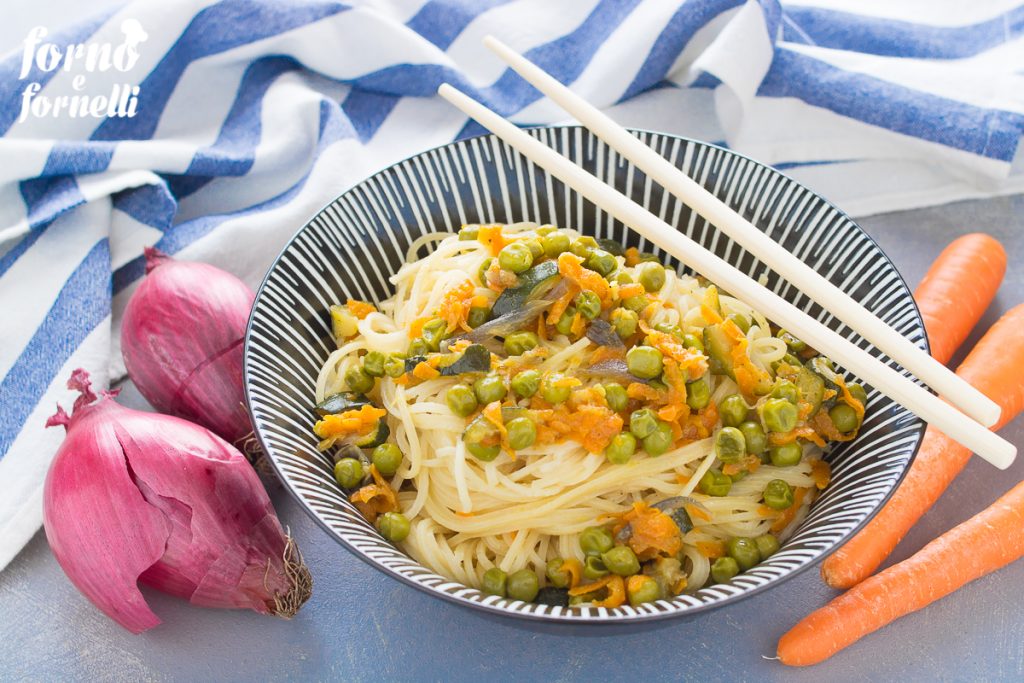 spaghetti udon noodles com vegetais