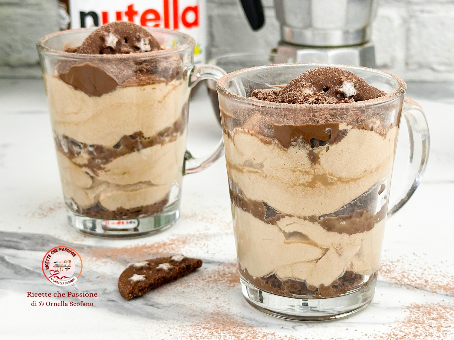Taça de creme de café e Nutella com biscoitos pan di stelle