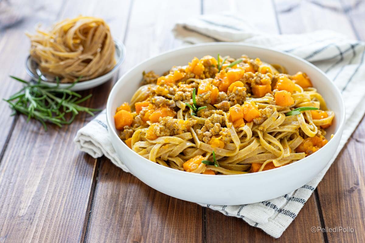 Tagliatelle integrais ao ragù branco e abóbora