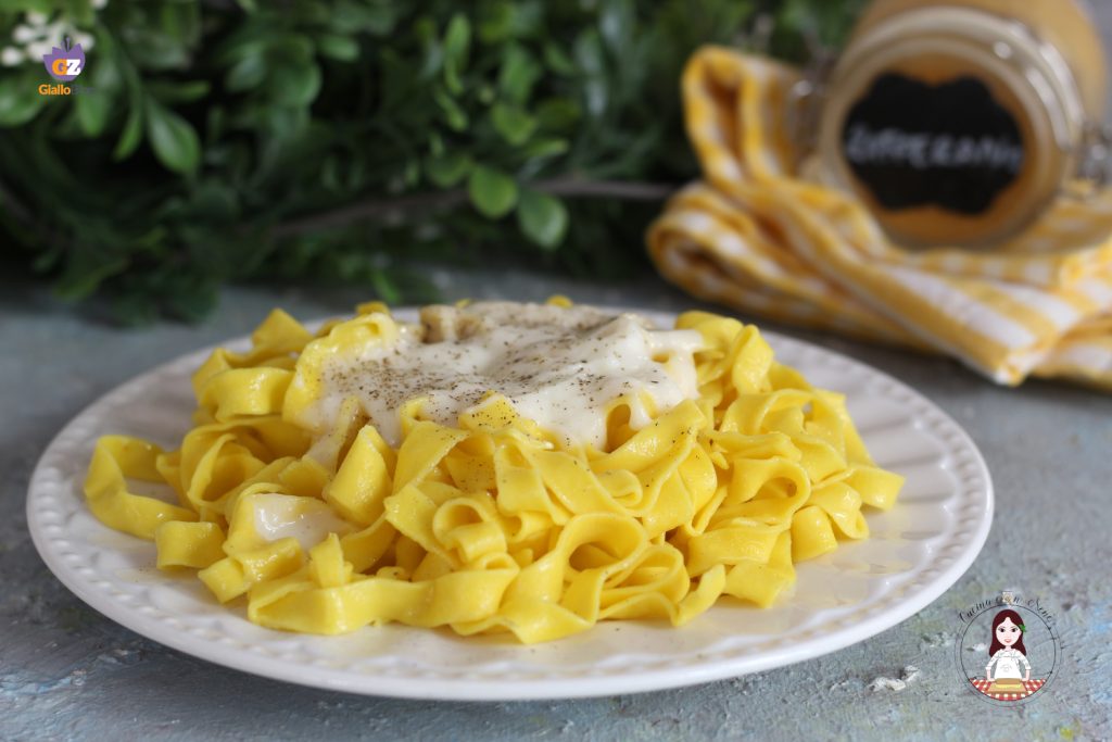 Tagliatelle ao açafrão com creme de pecorino