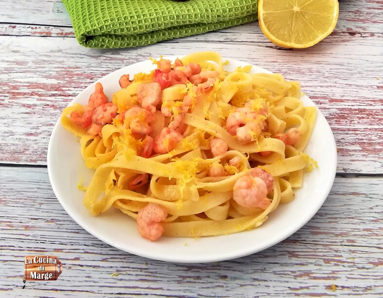 TAGLIATELLE AO LIMÃO E CAMARÕES