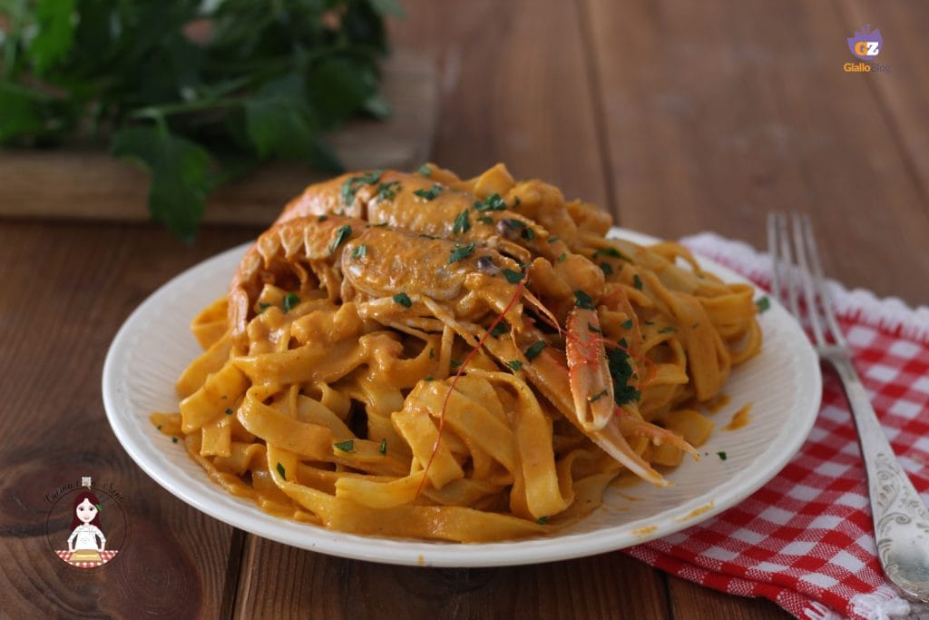 Tagliatelle ao molho de camarões