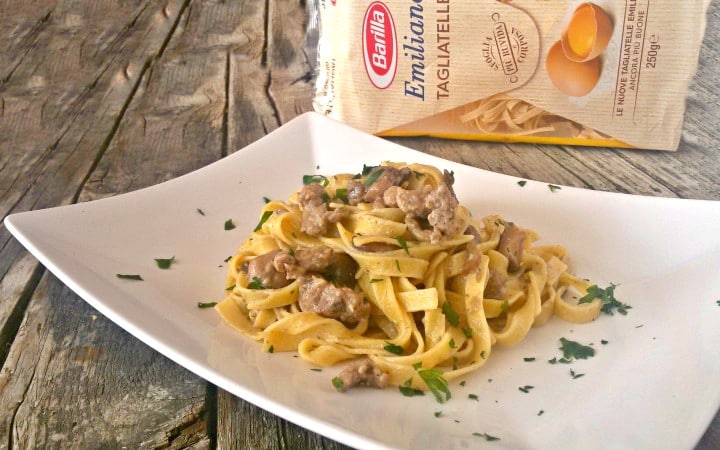 tagliatelle cremosas com cogumelos e linguiça