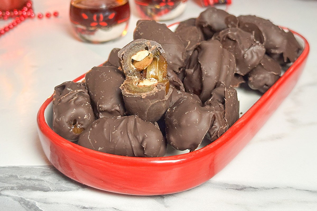 Tâmaras recheadas cobertas de chocolate