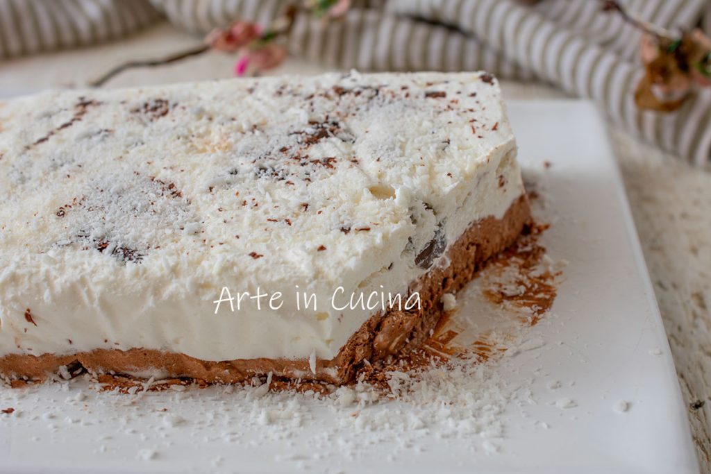 Tijolo com mousse de chocolate e coco