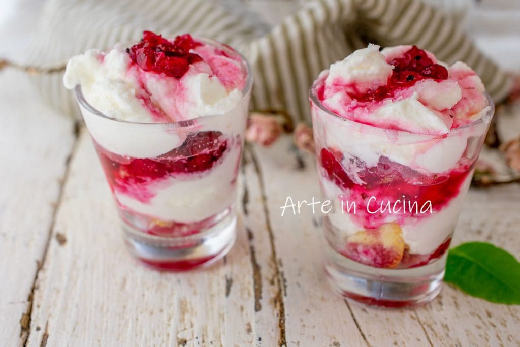 Tiramisù coco e frutos vermelhos