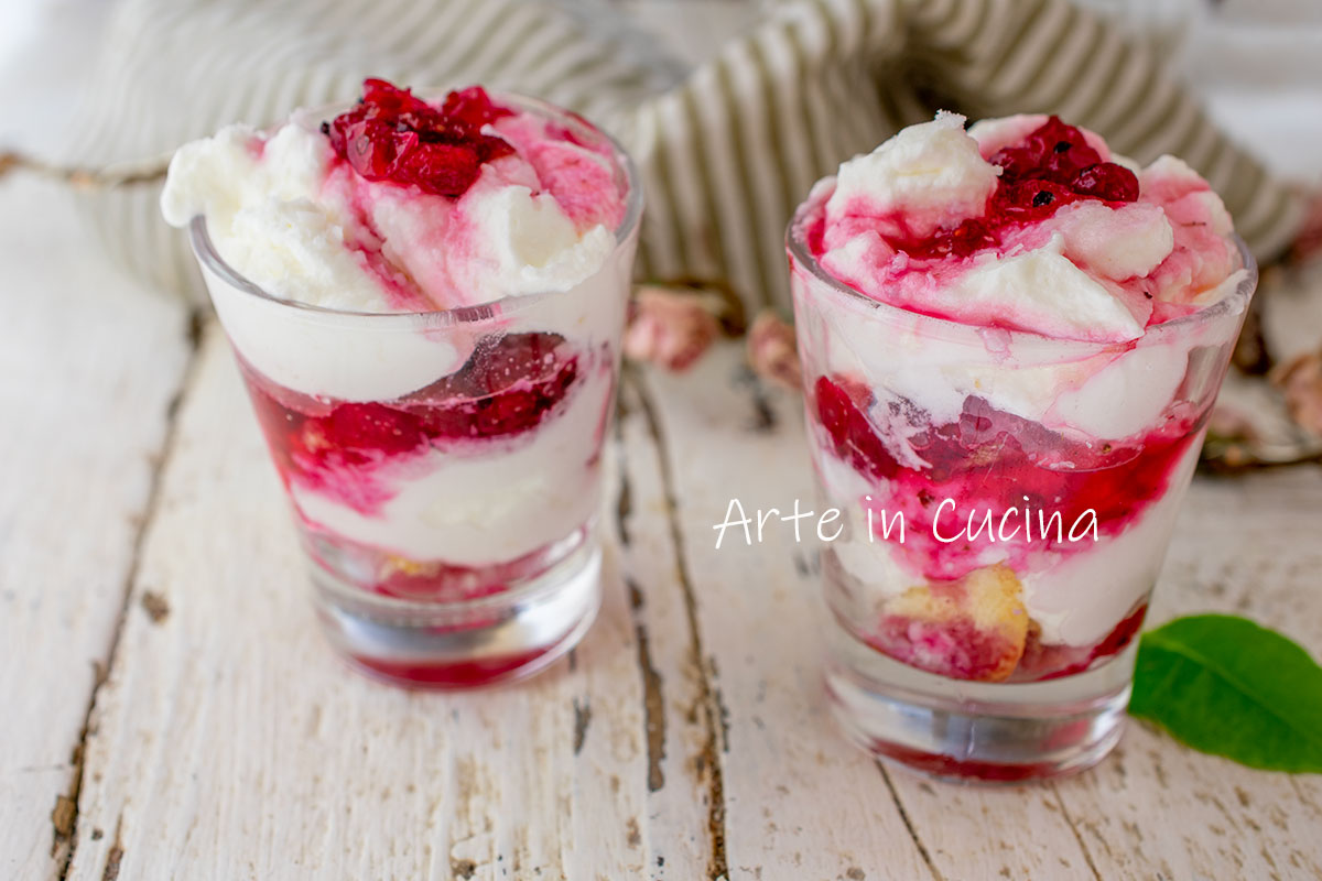 Tiramisù coco e frutas vermelhas