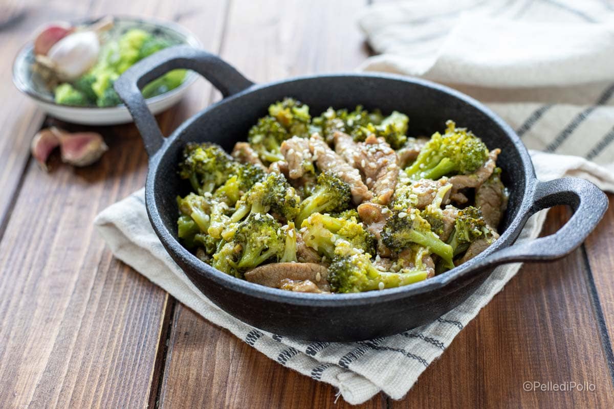 Tiras de carne com brócolis