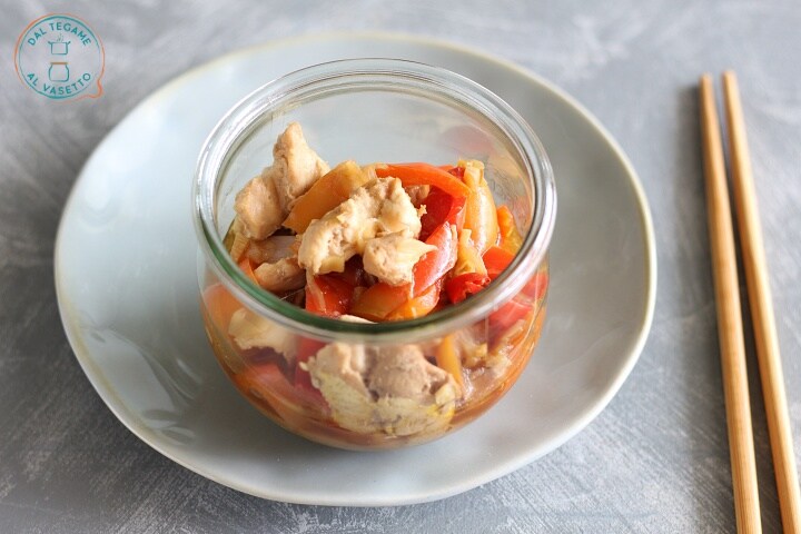 Tirinhas de frango em cozimento no pote