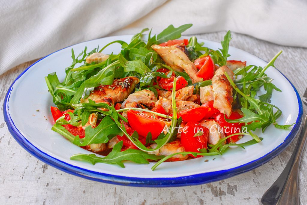 Tirinhas de frango, tomatinhos e rúcula