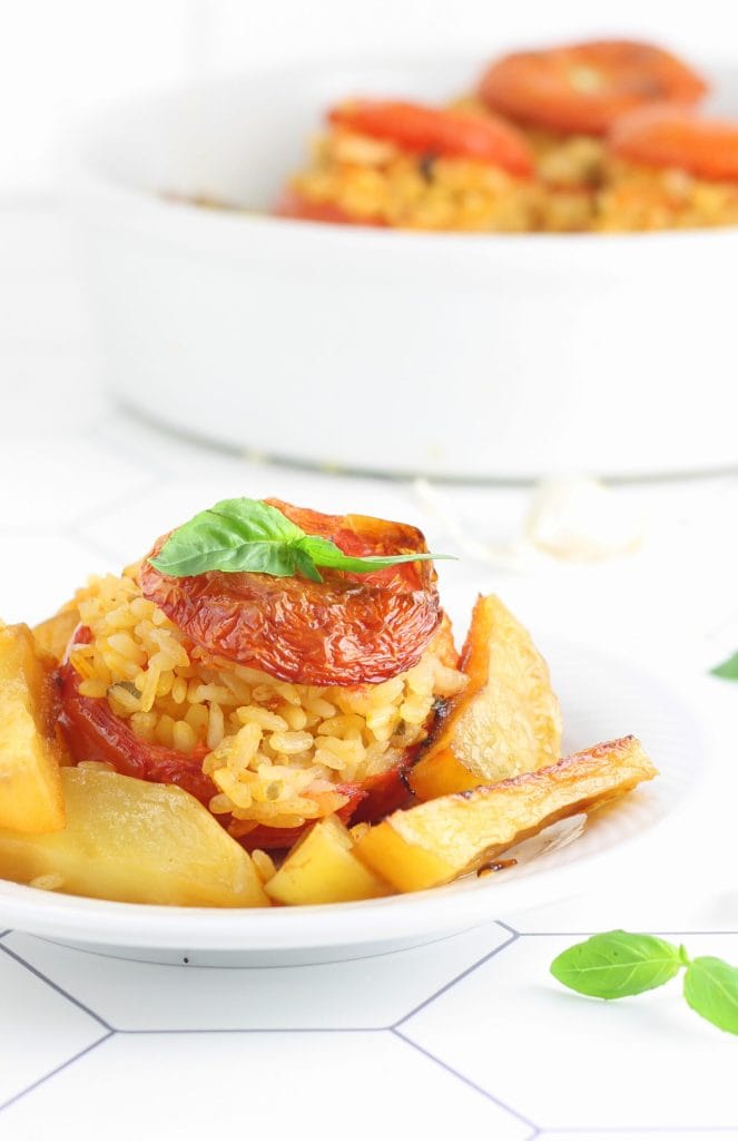 Tomates com arroz, alho e manjericão