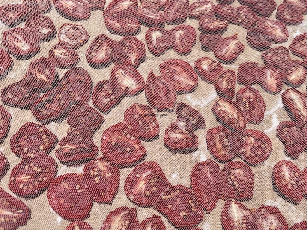 tomates secando sob rede
