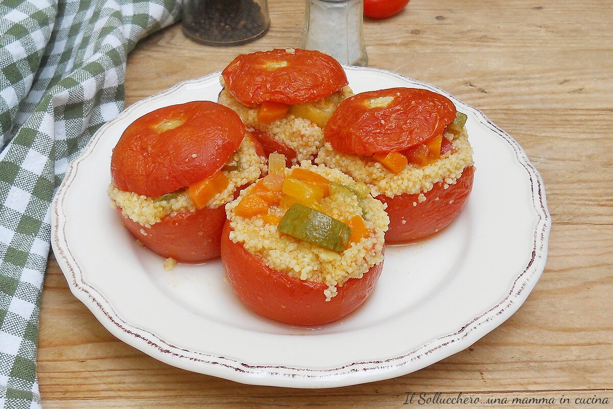 Tomates recheados com cuscuz e vegetais