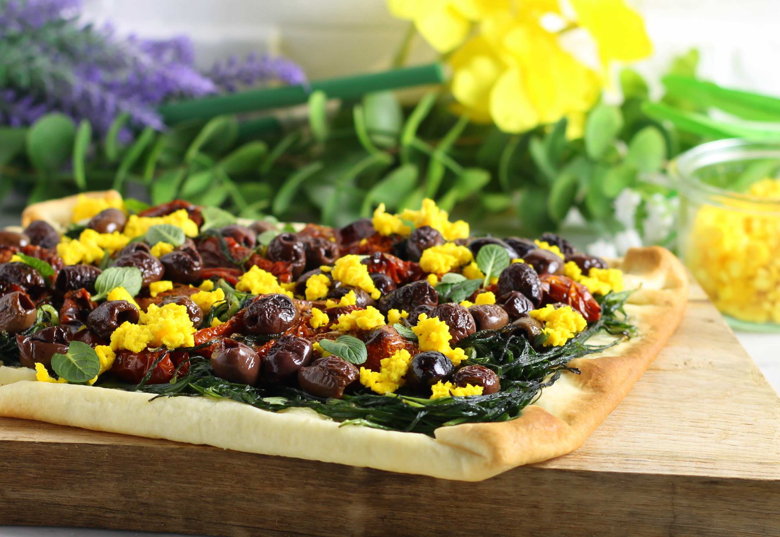 Torta rústica com agretti e tomatinhos