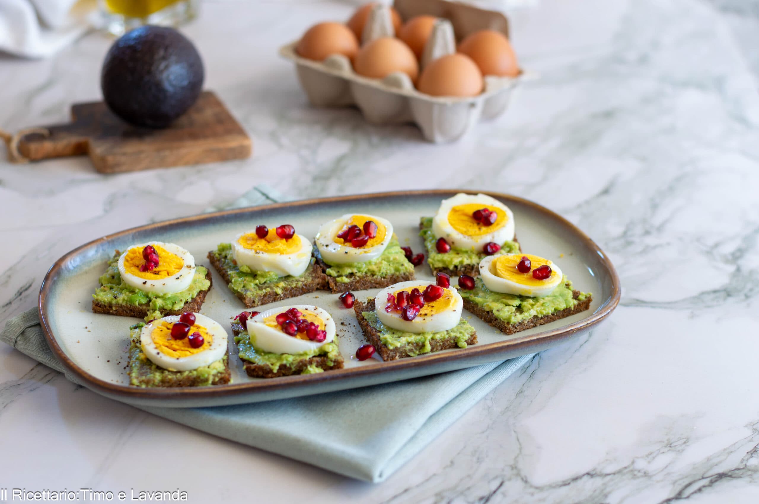 Torradas de pão de centeio com abacate e ovo