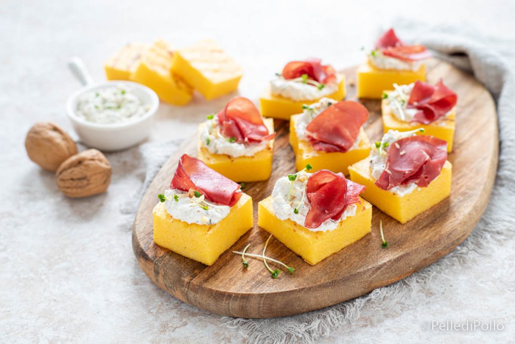 torradas de polenta com creme de ricota e bresaola