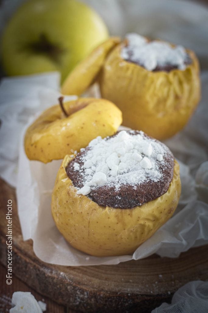 Mini tortas de maçã com cacau assadas na maçã