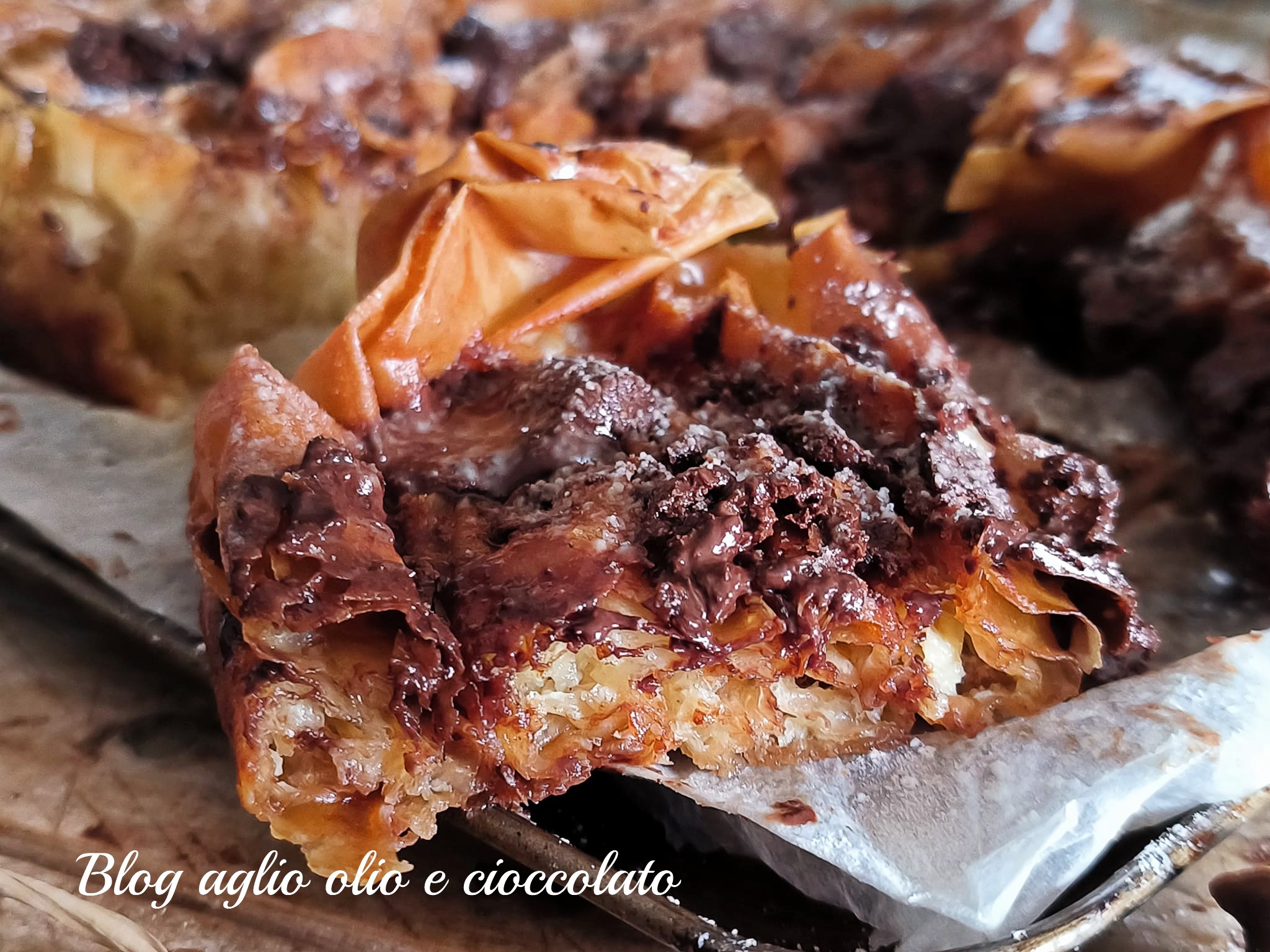 TORTA COM MASSA FILÓ E CHOCOLATE