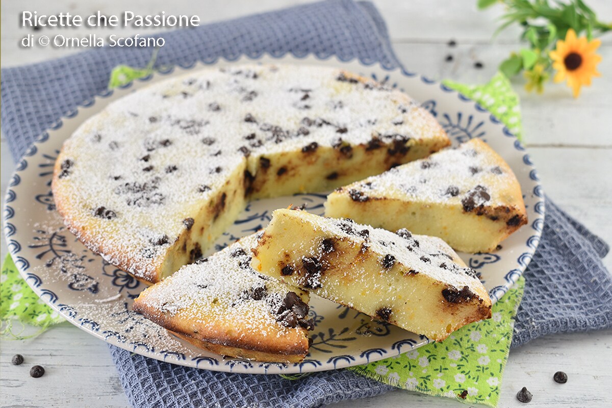 Bolo cremoso de ricota com gotas de chocolate