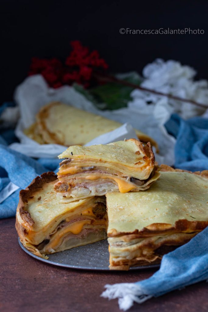 Torta de crepes salgada com cogumelos e queijo