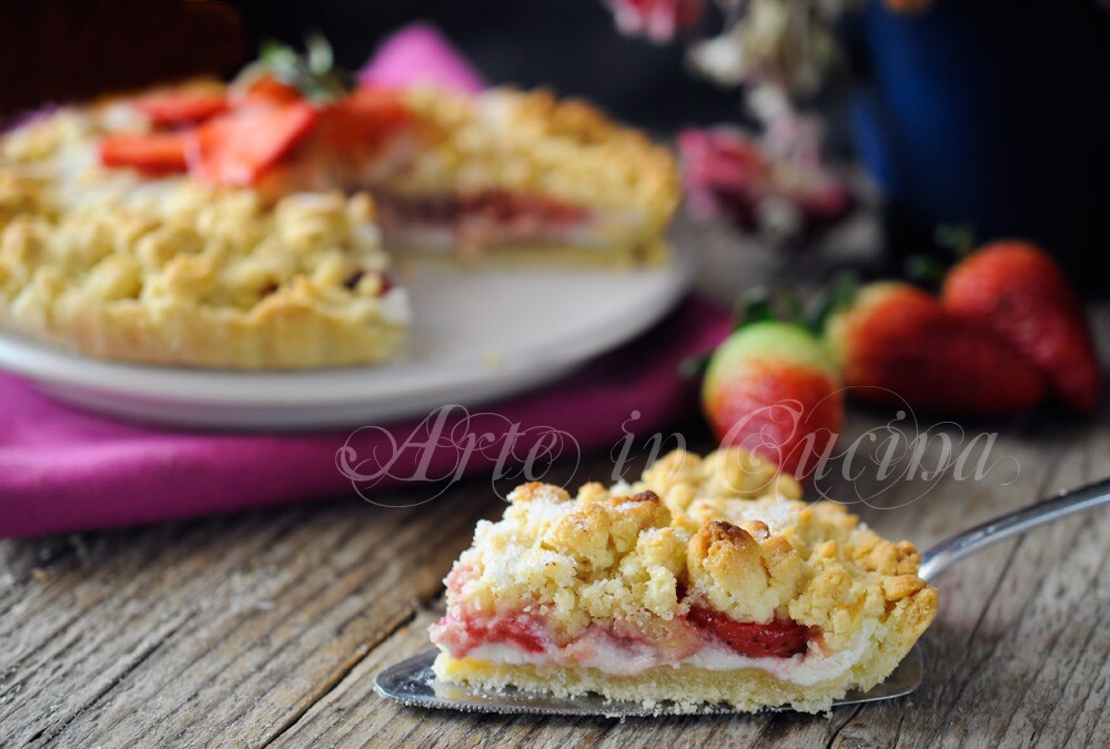 TORTA DE CRUMBLES com MORANGOS, ricota e geléia