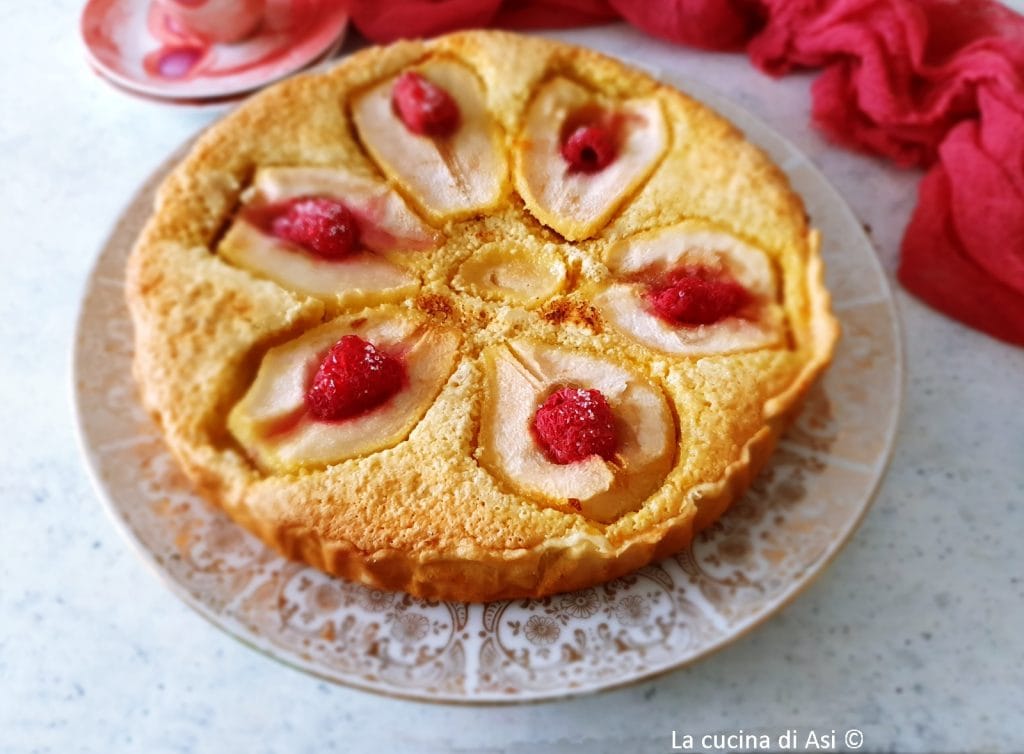 torta de creme frangipane, peras e framboesas