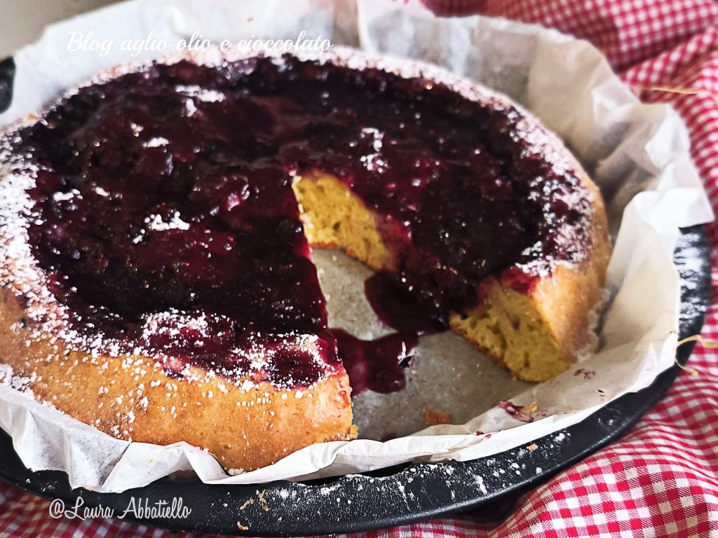 Torta de crosta macia à colher na fritadeira a ar tudo na tigela a colocar à colheradas sem amassar e sem descanso uma mistura entre massa quebrada e bolo macio
