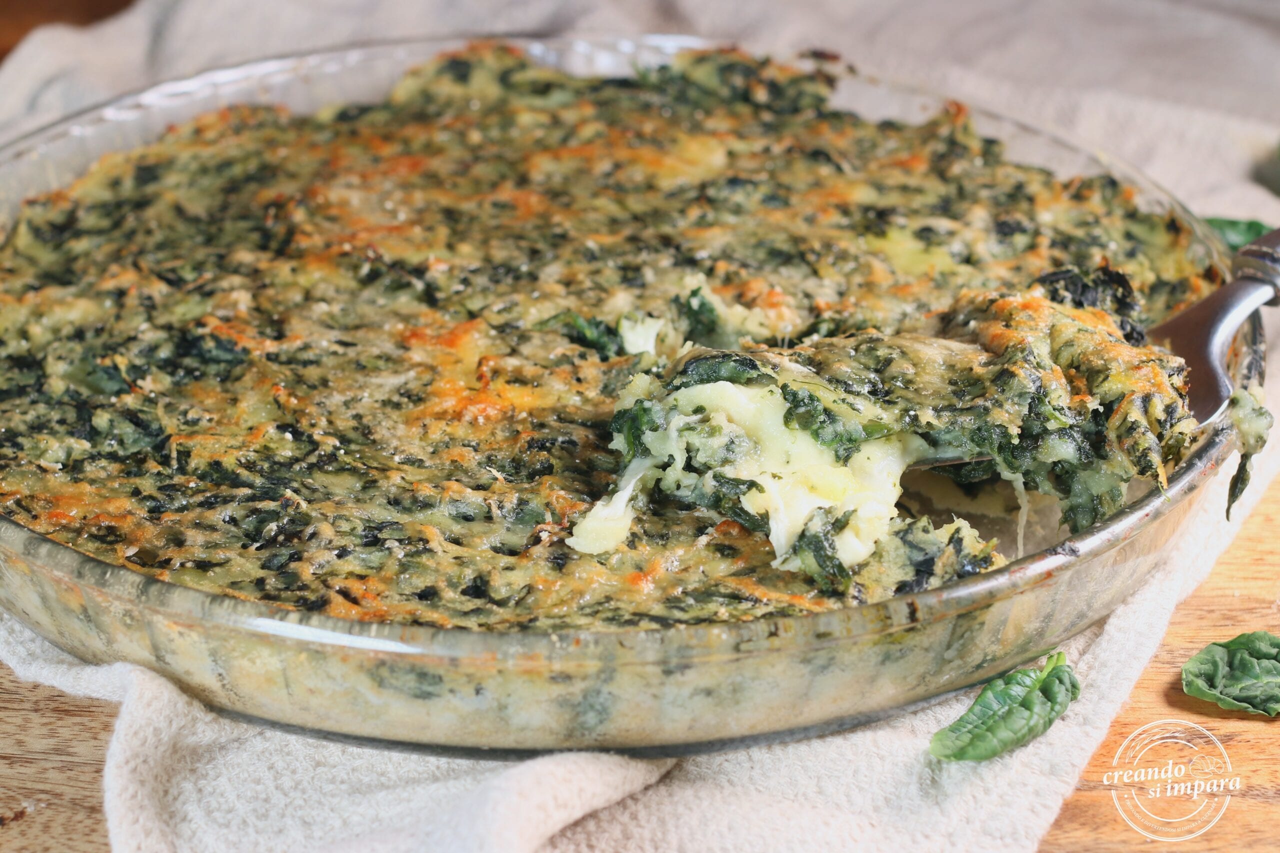 Torta salgada cremosa com espinafre e batatas