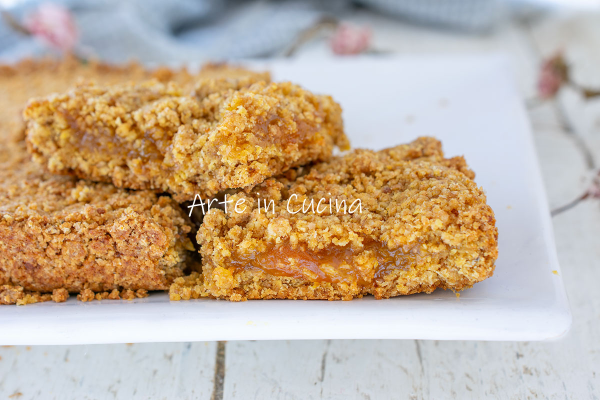 Torta integral macia com geleia