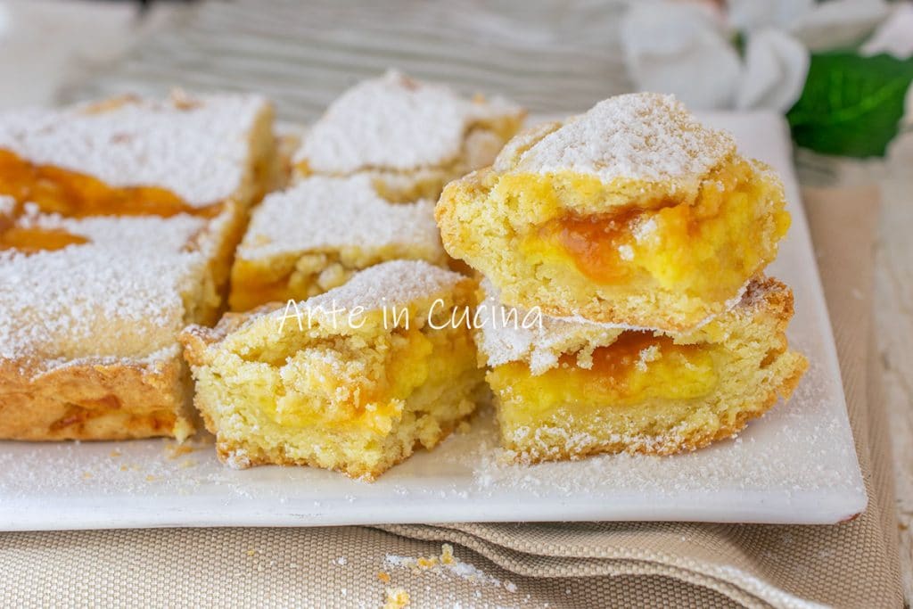 Torta macia com creme e geléia