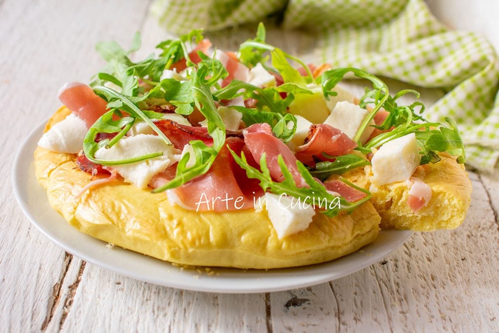 Torta salgada macia com speck e provolone