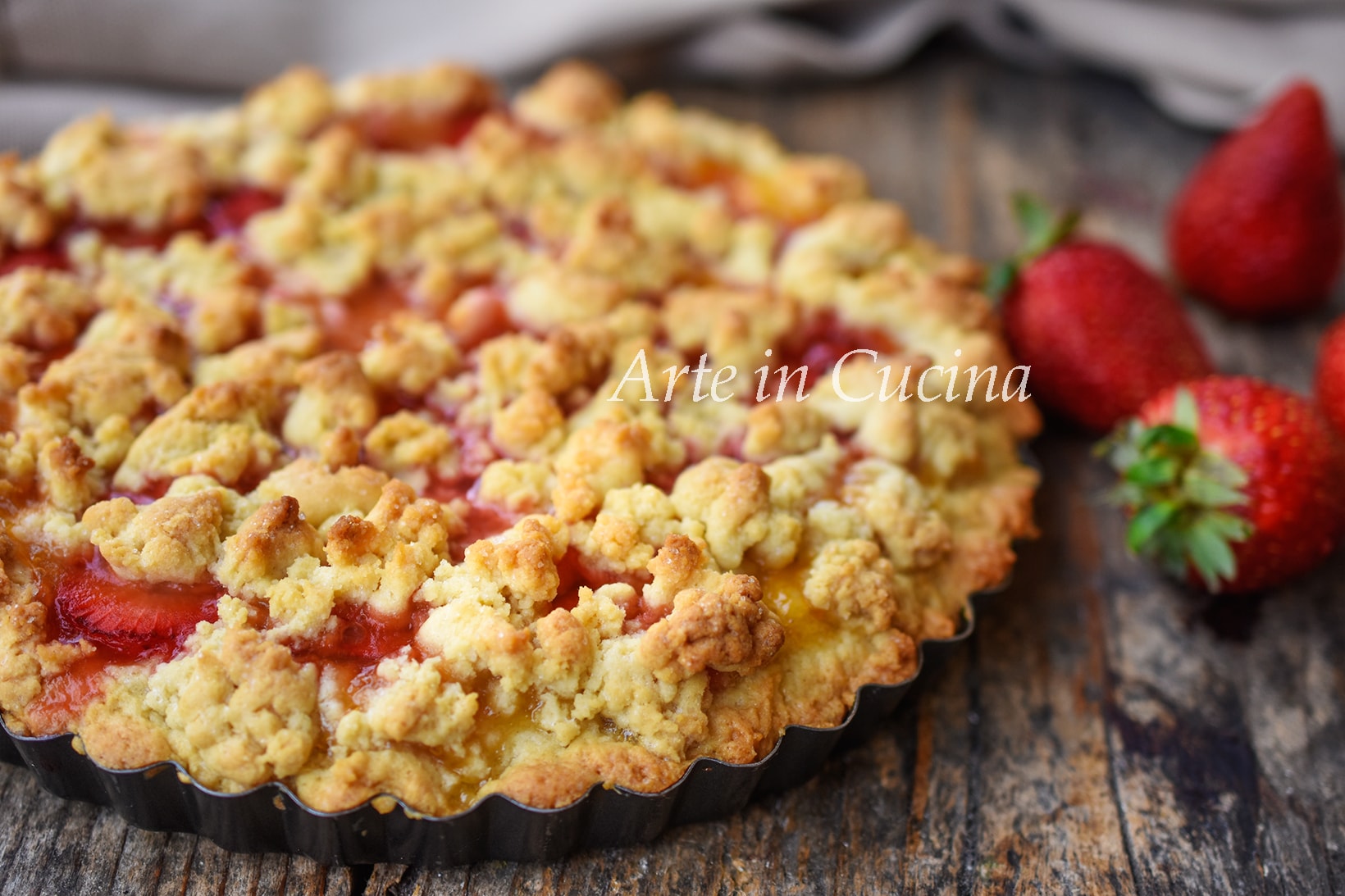 TORTA MONTADA com morangos e geleia